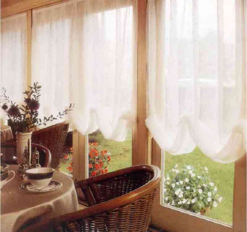 古典窗簾造型，優雅古典。精緻工藝，經典風格，為窗戶增添貴族氣質。打造典雅家居，營造溫馨舒適空間。
